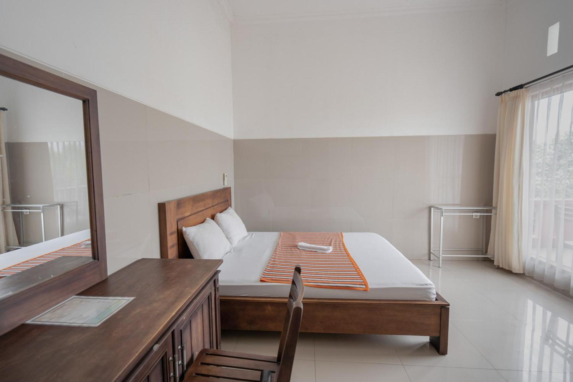 Rommeo Inn Lovina Mitra Reddoorz Temukus Екстериор снимка